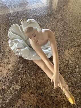 Vintage Wallendorf porcelain ballerina